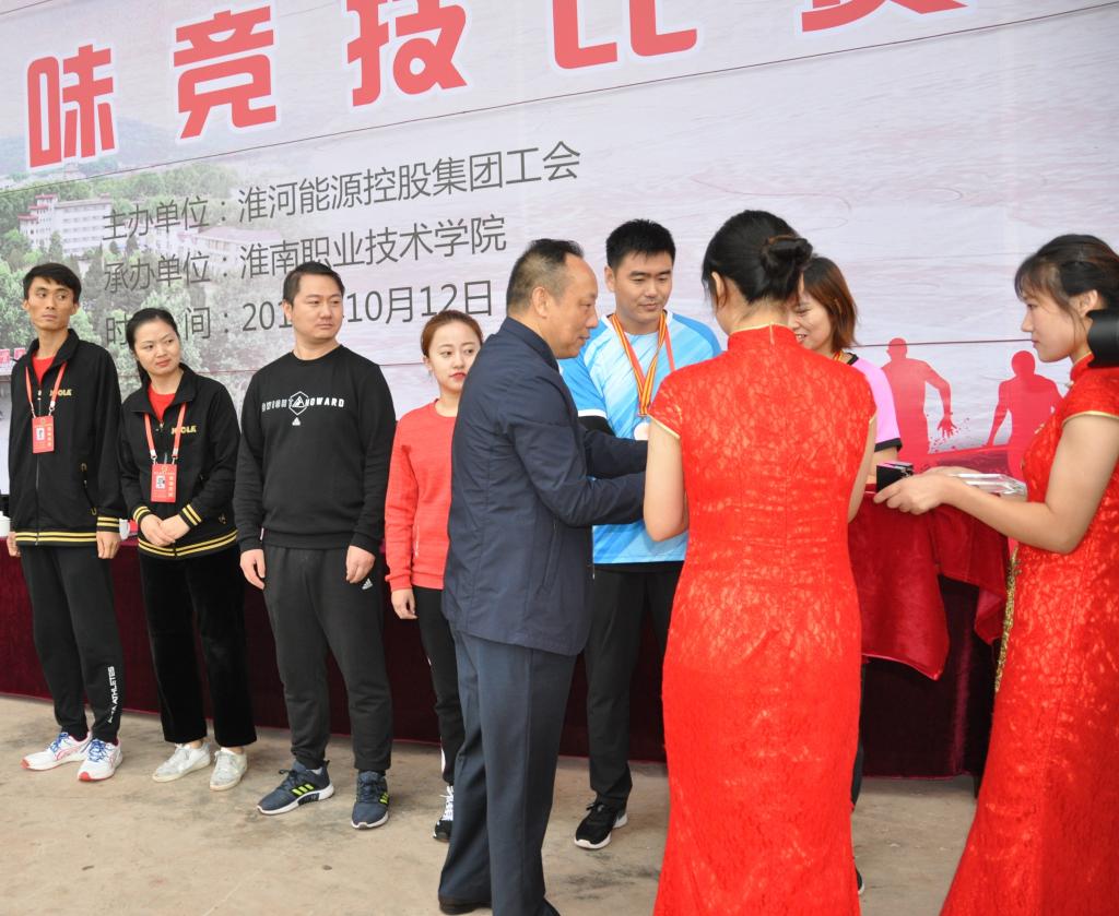 集团公司工会副主席盛云为获奖选手颁奖