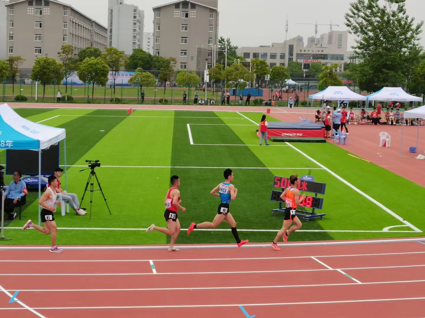 我校运动员、安徽省男子乙组5000米亚军 敖洋在比赛中(蓝色运动服)