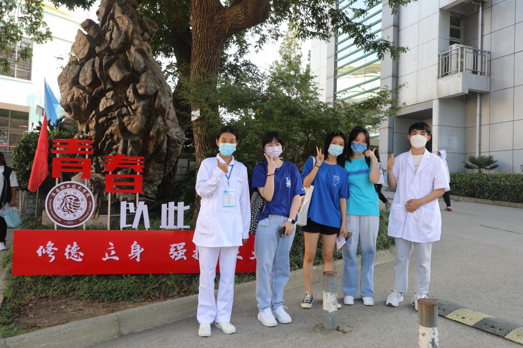 志愿者和新生合影留念