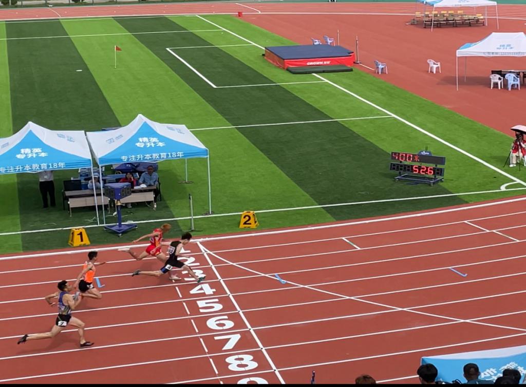 我校运动员、安徽省男子乙组400米冠军 杜重辰决赛撞线瞬间(4号)